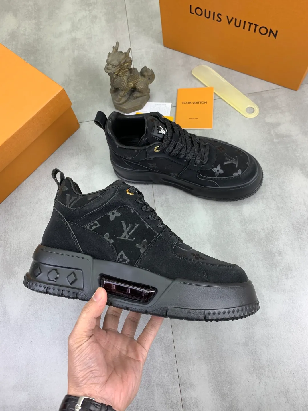 Men's men's shoes 💰P440 new style 💶【LOUIS VUITTON) new high top🍀LV Louis Vuitton *—— LV classic high top trendy shoes! Made of imported original soft calfskin, water-dyed pigskin lining. Original wear-resistant rubber outsole! High quality products! Code number: 38-44 Color: 2️⃣colors available
